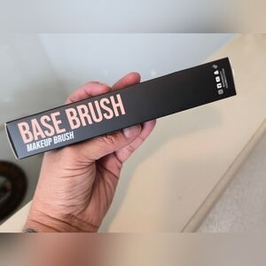 HUDA BEAUTY Base Brush - Black and Silver